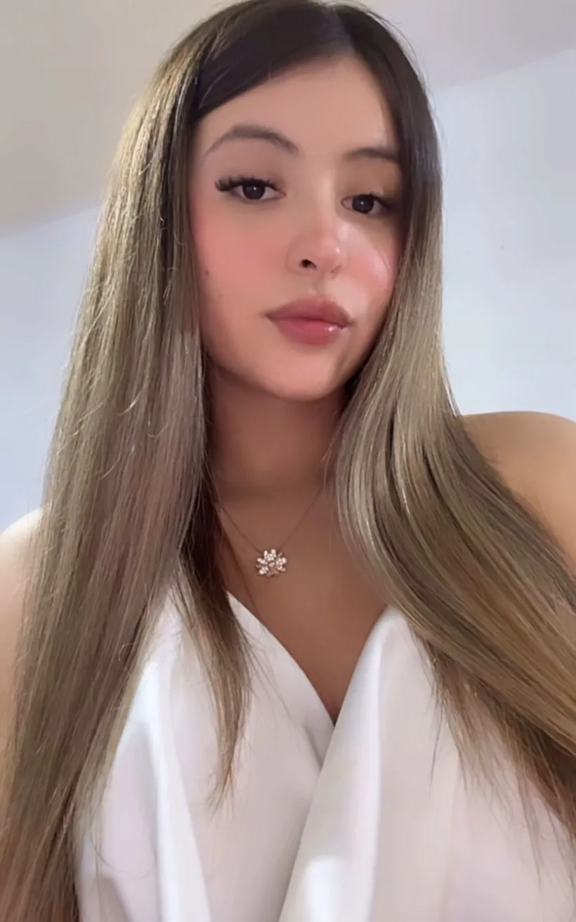 Mia, 23 — online now for a live video chat